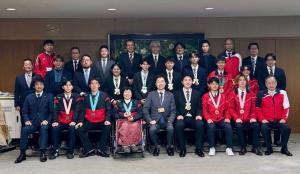 入賞者や関係者と知事の集合写真