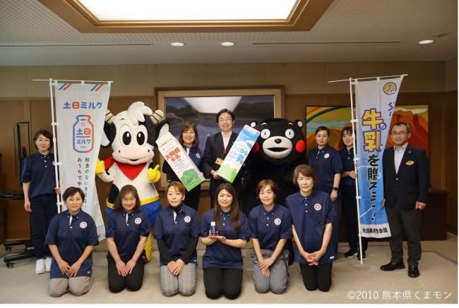 「ちちの日に牛乳(ちち)を贈ろう!」キャンペーンの一環で、熊本県酪農女性部協議会が知事表敬した際の集合写真