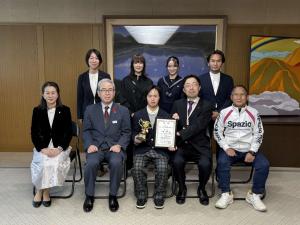 大畠さんを中心に知事、教育長、保護者等と集合写真