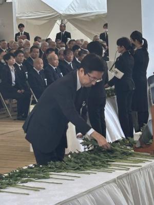 献花する木村知事