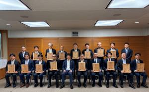 協力いただいた企業・団体と上田商工労働部長（中央）
