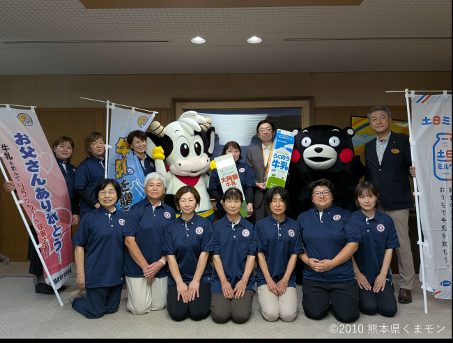 「ちちの日に牛乳(ちち)を贈ろう!」キャンペーンの一環で、熊本県酪農女性部協議会が知事表敬した際の集合写真