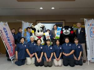木村知事と熊本県酪農女性部協議会真鍋かおり会長らとの集合写真