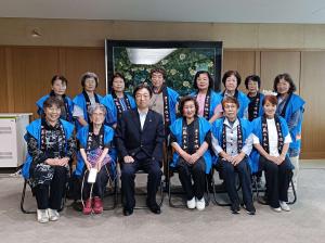 木村知事と阿蘇の未知を考える女性の会との記念写真