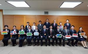 木村知事、海外協力隊等による記念写真
