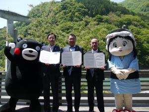 「二酸化炭素の削減に資する森林由来Ｊ－クレジットの売買等に関する協定」締結式の様子
